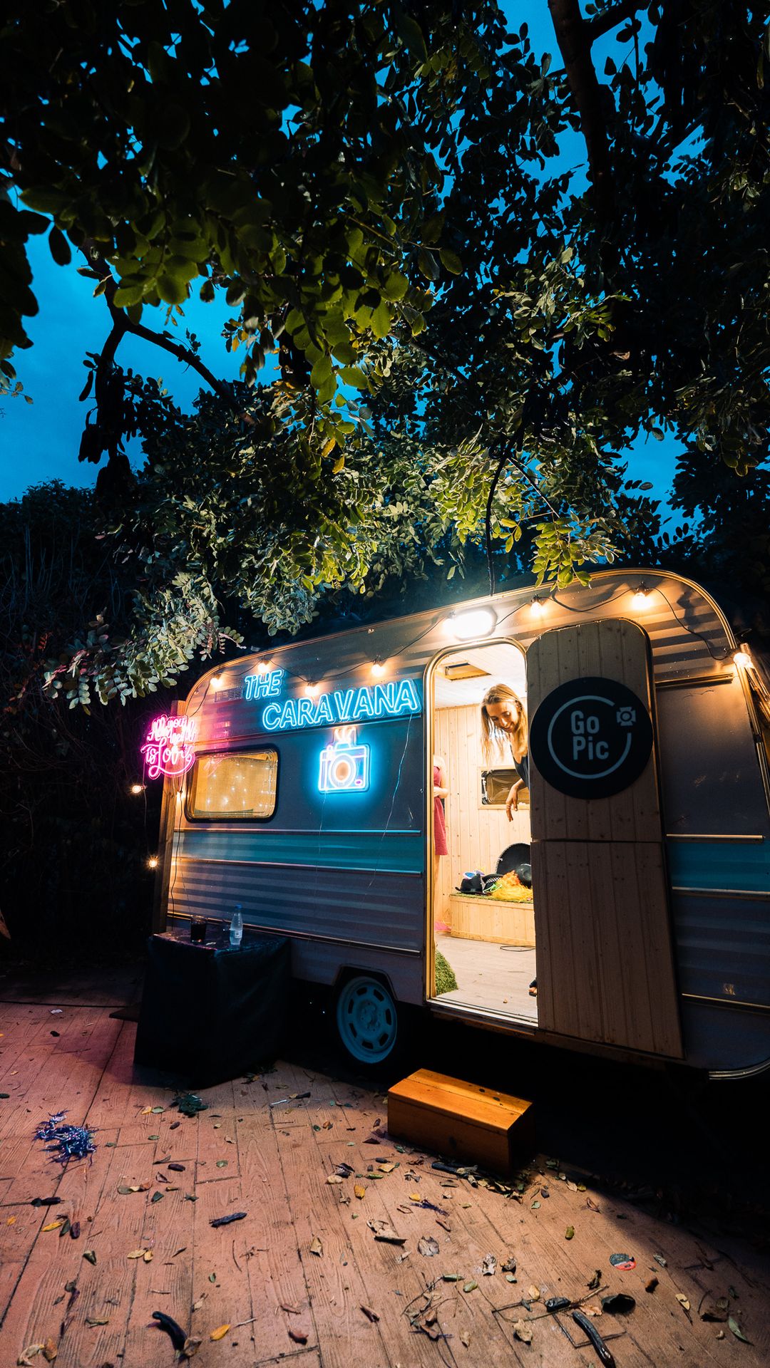 Caravana fotomaton plataforma 360 neones photocalls Alquiler fotomaton valencia mallorca marketing