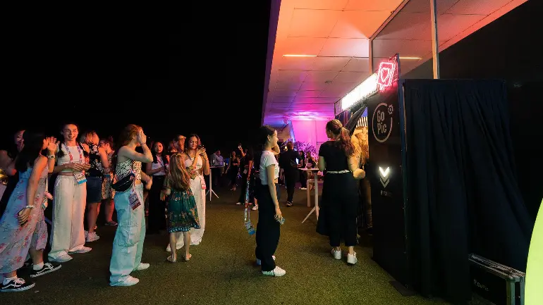 cabina fotos fotomaton photocalls neones bodas eventos corporativos marketing Alquiler fotomaton valencia mallorca marketing